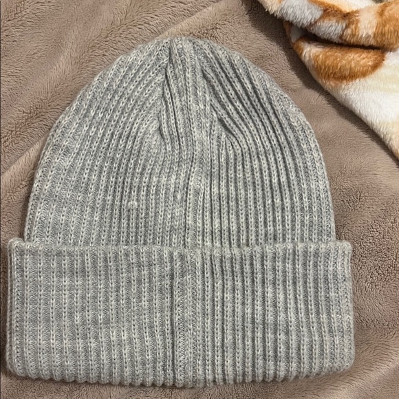 H&M Gray Ribbed Beanie - Picture 3 of 4